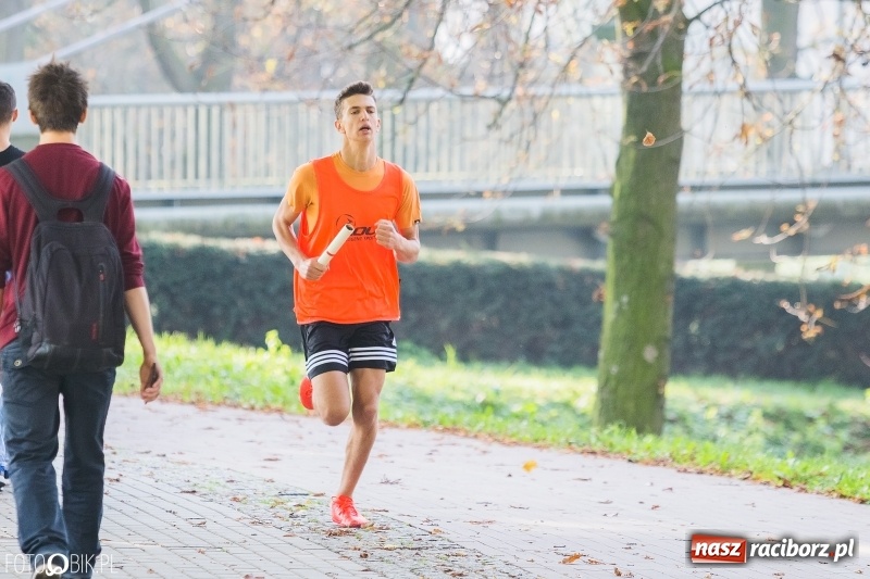 Zdjęcie w galerii na portalu naszraciborz.pl: Finały sztafetowych biegów przełajowych w parku Zamkowym  wiadomości z regionu