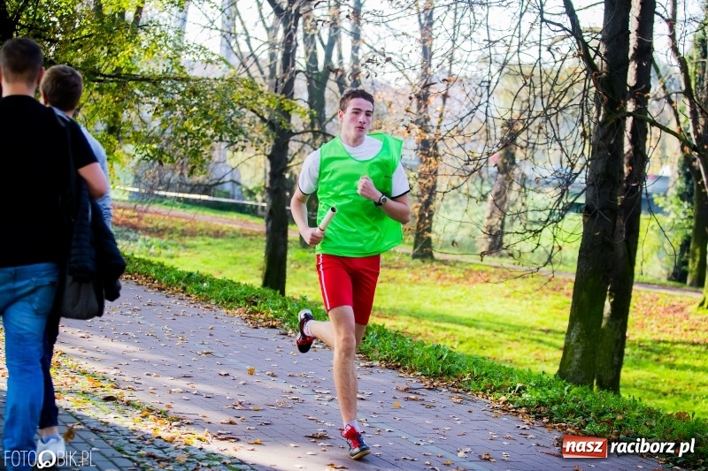 Zdjęcie w galerii na portalu naszraciborz.pl: Finały sztafetowych biegów przełajowych w parku Zamkowym  wiadomości z regionu