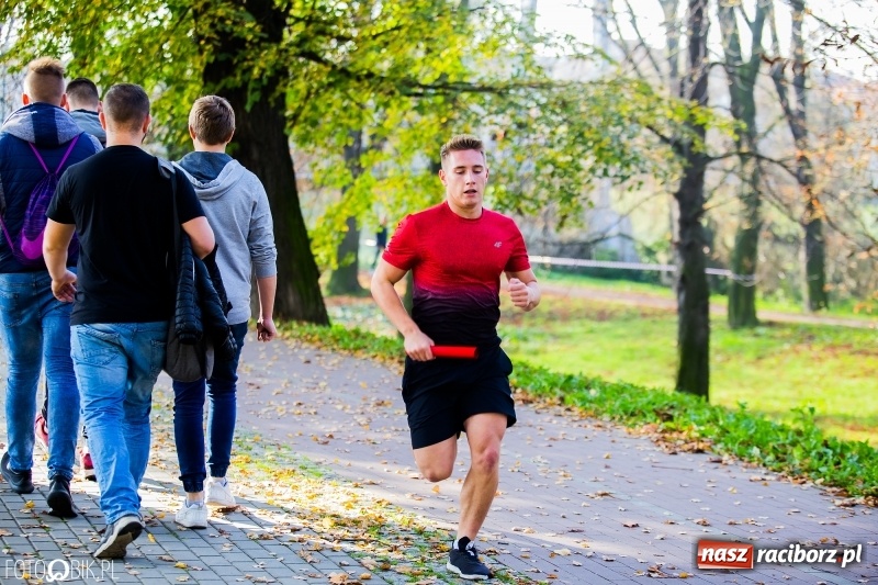 Zdjęcie w galerii na portalu naszraciborz.pl: Finały sztafetowych biegów przełajowych w parku Zamkowym  wiadomości z regionu