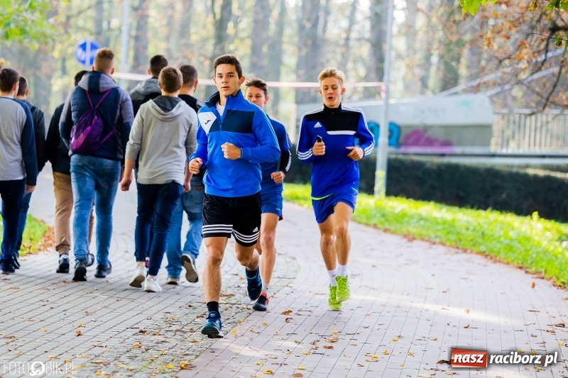 Zdjęcie w galerii na portalu naszraciborz.pl: Finały sztafetowych biegów przełajowych w parku Zamkowym  wiadomości z regionu