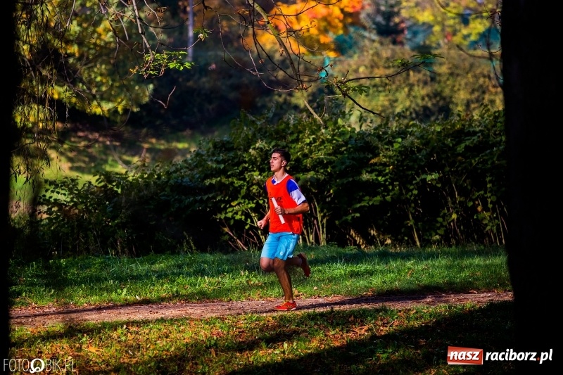 Zdjęcie w galerii na portalu naszraciborz.pl: Finały sztafetowych biegów przełajowych w parku Zamkowym  wiadomości z regionu