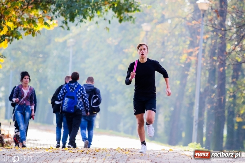 Zdjęcie w galerii na portalu naszraciborz.pl: Finały sztafetowych biegów przełajowych w parku Zamkowym  wiadomości z regionu