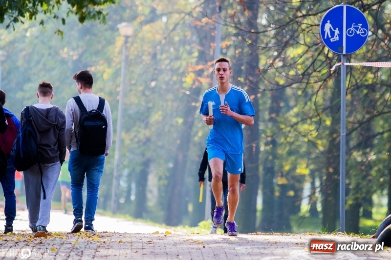 Zdjęcie w galerii na portalu naszraciborz.pl: Finały sztafetowych biegów przełajowych w parku Zamkowym  wiadomości z regionu
