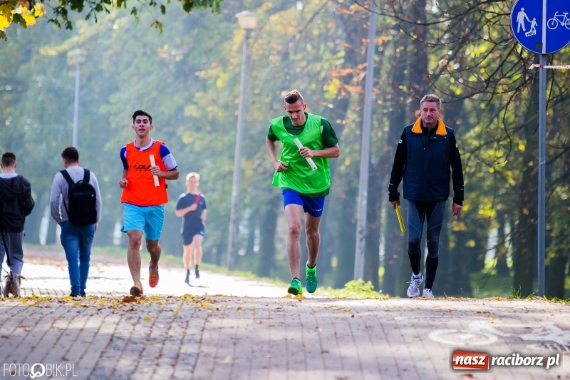 Zdjęcie w galerii na portalu naszraciborz.pl: Finały sztafetowych biegów przełajowych w parku Zamkowym  wiadomości z regionu