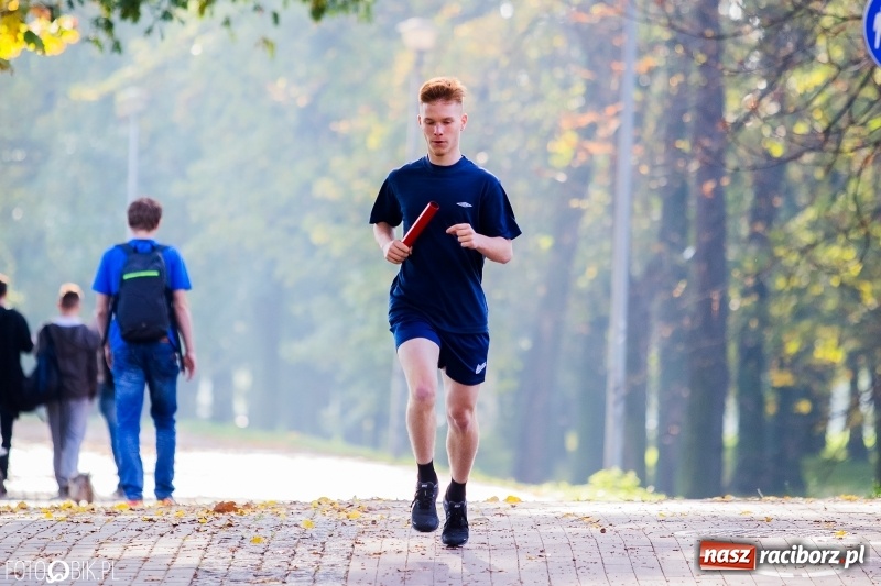 Zdjęcie w galerii na portalu naszraciborz.pl: Finały sztafetowych biegów przełajowych w parku Zamkowym  wiadomości z regionu