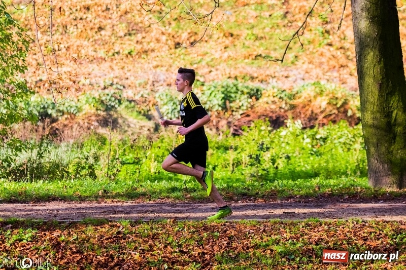Zdjęcie w galerii na portalu naszraciborz.pl: Finały sztafetowych biegów przełajowych w parku Zamkowym  wiadomości z regionu