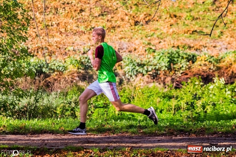 Zdjęcie w galerii na portalu naszraciborz.pl: Finały sztafetowych biegów przełajowych w parku Zamkowym  wiadomości z regionu