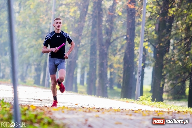 Zdjęcie w galerii na portalu naszraciborz.pl: Finały sztafetowych biegów przełajowych w parku Zamkowym  wiadomości z regionu
