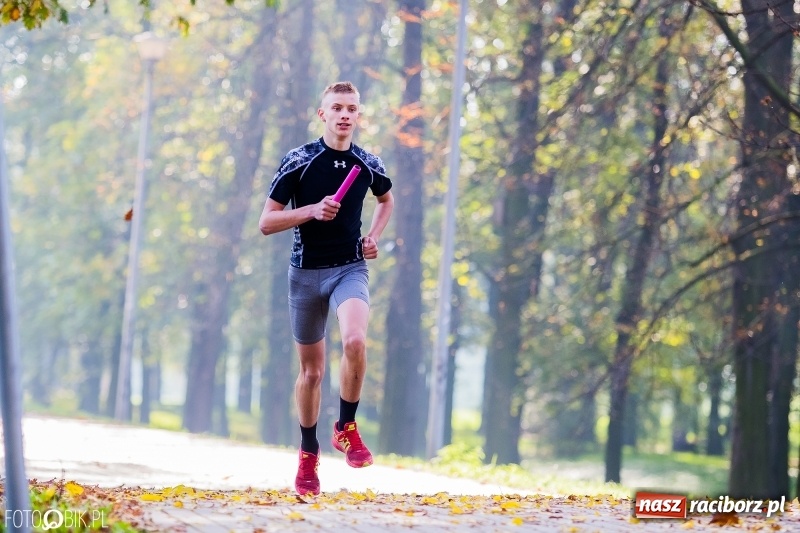 Zdjęcie w galerii na portalu naszraciborz.pl: Finały sztafetowych biegów przełajowych w parku Zamkowym  wiadomości z regionu