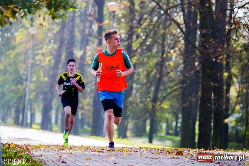 Zdjęcie w galerii na portalu naszraciborz.pl: Finały sztafetowych biegów przełajowych w parku Zamkowym  wiadomości z regionu