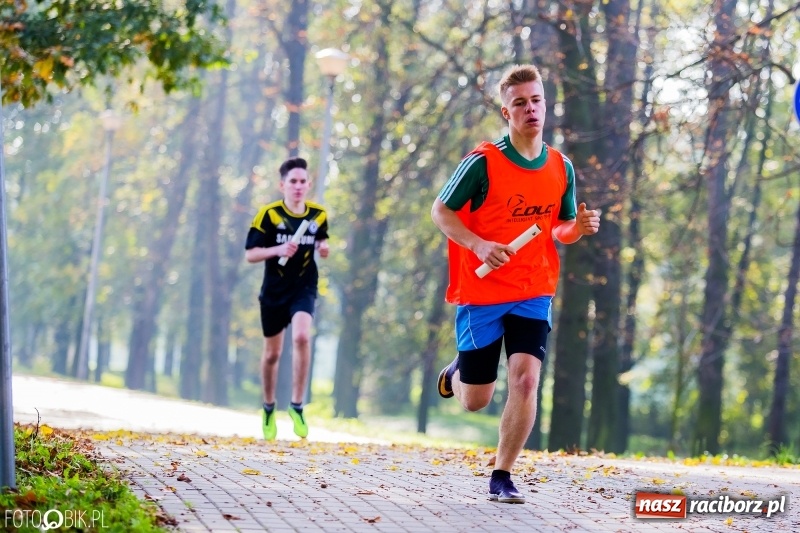 Zdjęcie w galerii na portalu naszraciborz.pl: Finały sztafetowych biegów przełajowych w parku Zamkowym  wiadomości z regionu