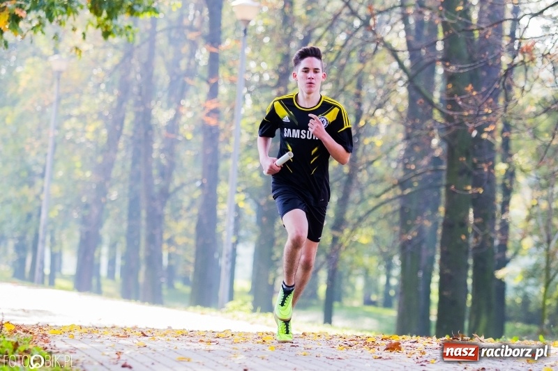 Zdjęcie w galerii na portalu naszraciborz.pl: Finały sztafetowych biegów przełajowych w parku Zamkowym  wiadomości z regionu