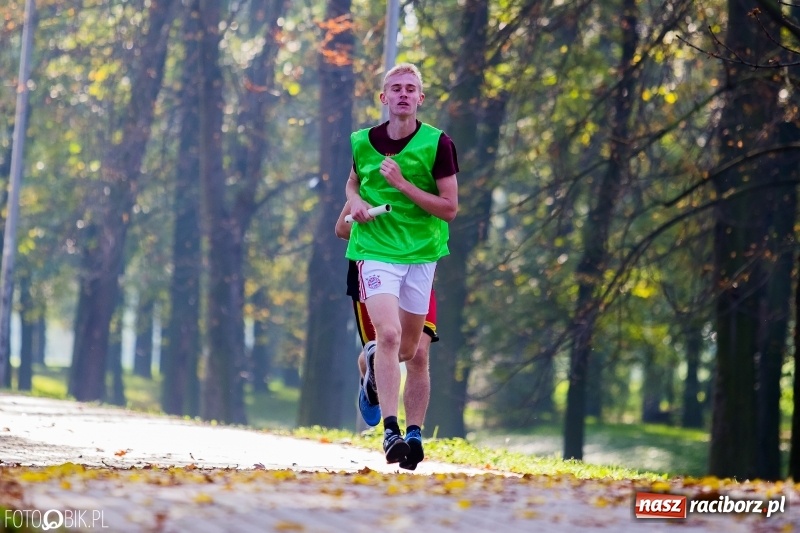 Zdjęcie w galerii na portalu naszraciborz.pl: Finały sztafetowych biegów przełajowych w parku Zamkowym  wiadomości z regionu