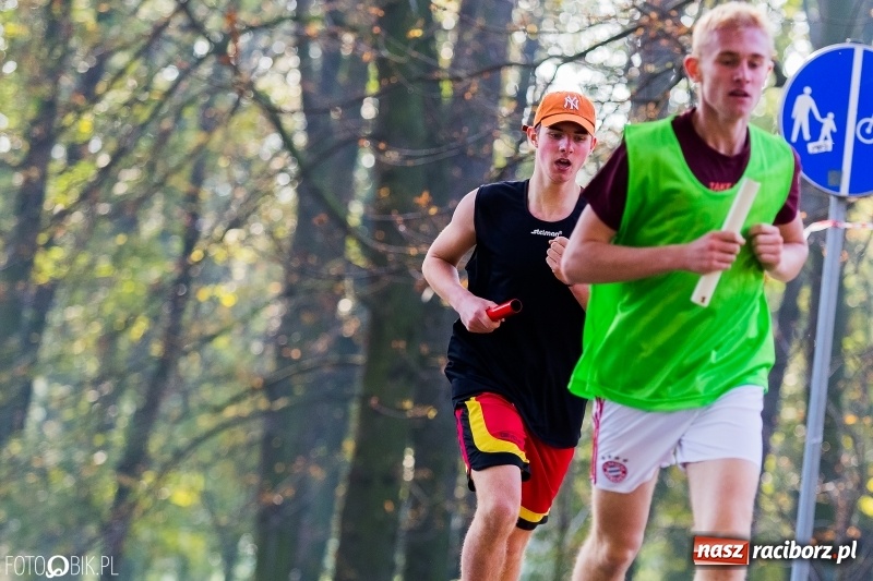 Zdjęcie w galerii na portalu naszraciborz.pl: Finały sztafetowych biegów przełajowych w parku Zamkowym  wiadomości z regionu