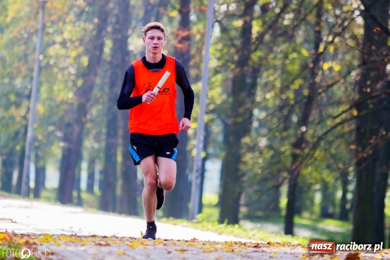 Zdjęcie w galerii na portalu naszraciborz.pl: Finały sztafetowych biegów przełajowych w parku Zamkowym  wiadomości z regionu