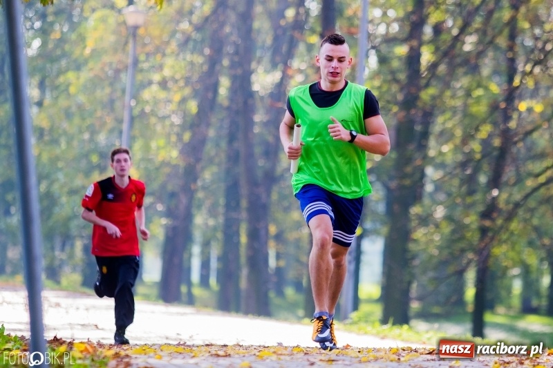 Zdjęcie w galerii na portalu naszraciborz.pl: Finały sztafetowych biegów przełajowych w parku Zamkowym  wiadomości z regionu