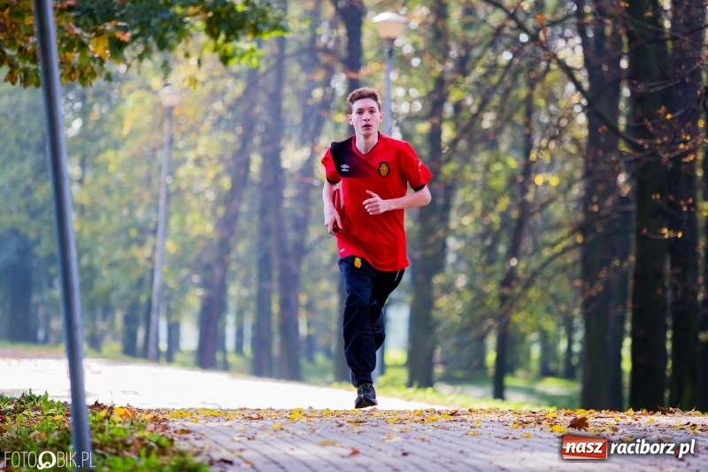 Zdjęcie w galerii na portalu naszraciborz.pl: Finały sztafetowych biegów przełajowych w parku Zamkowym  wiadomości z regionu