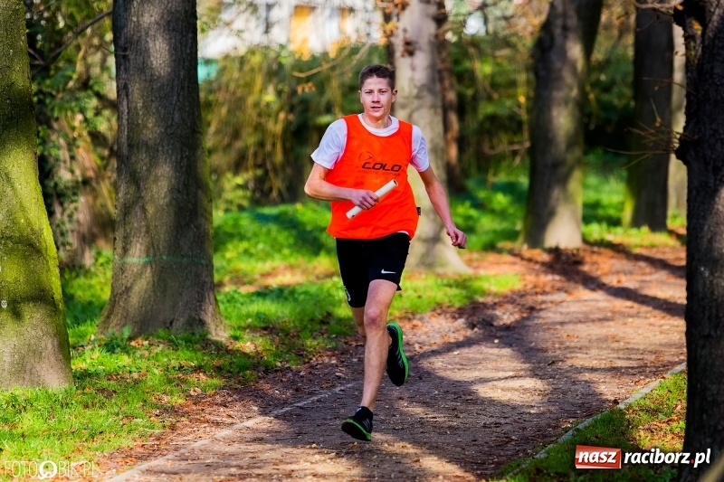 Zdjęcie w galerii na portalu naszraciborz.pl: Finały sztafetowych biegów przełajowych w parku Zamkowym  wiadomości z regionu