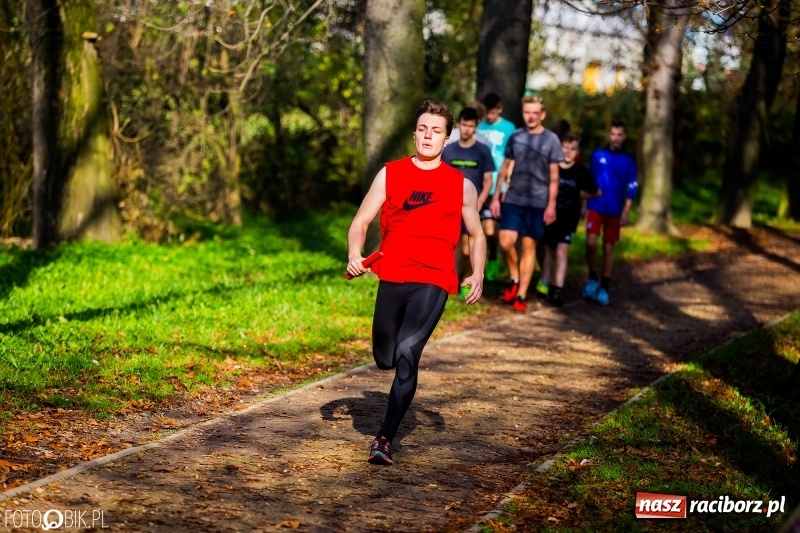 Zdjęcie w galerii na portalu naszraciborz.pl: Finały sztafetowych biegów przełajowych w parku Zamkowym  wiadomości z regionu