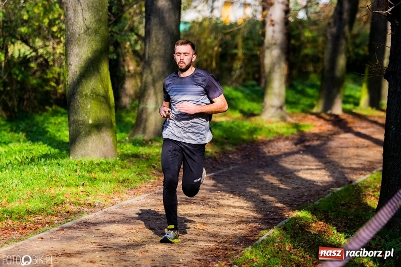 Zdjęcie w galerii na portalu naszraciborz.pl: Finały sztafetowych biegów przełajowych w parku Zamkowym  wiadomości z regionu