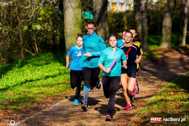 Zdjęcie w galerii na portalu naszraciborz.pl: Finały sztafetowych biegów przełajowych w parku Zamkowym  wiadomości z regionu
