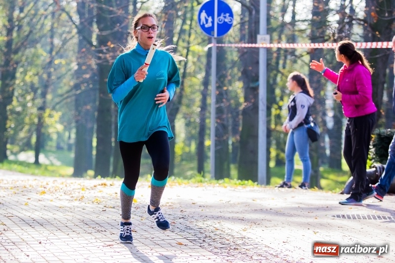 Zdjęcie w galerii na portalu naszraciborz.pl: Finały sztafetowych biegów przełajowych w parku Zamkowym  wiadomości z regionu