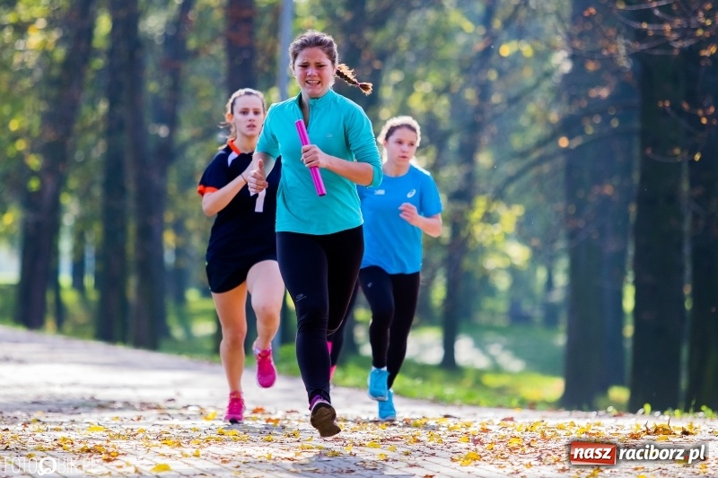 Zdjęcie w galerii na portalu naszraciborz.pl: Finały sztafetowych biegów przełajowych w parku Zamkowym  wiadomości z regionu