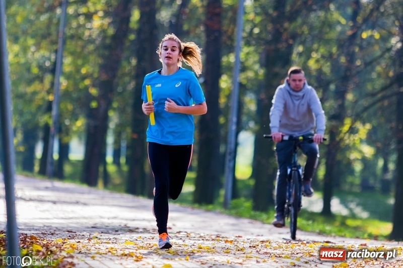 Zdjęcie w galerii na portalu naszraciborz.pl: Finały sztafetowych biegów przełajowych w parku Zamkowym  wiadomości z regionu