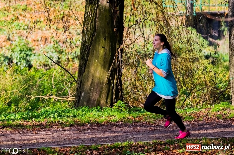 Zdjęcie w galerii na portalu naszraciborz.pl: Finały sztafetowych biegów przełajowych w parku Zamkowym  wiadomości z regionu