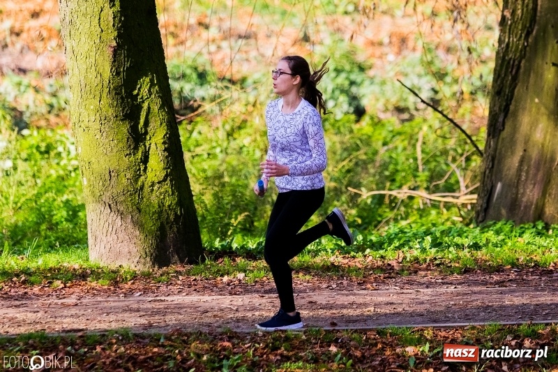 Zdjęcie w galerii na portalu naszraciborz.pl: Finały sztafetowych biegów przełajowych w parku Zamkowym  wiadomości z regionu
