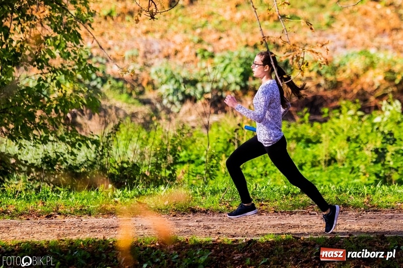 Zdjęcie w galerii na portalu naszraciborz.pl: Finały sztafetowych biegów przełajowych w parku Zamkowym  wiadomości z regionu