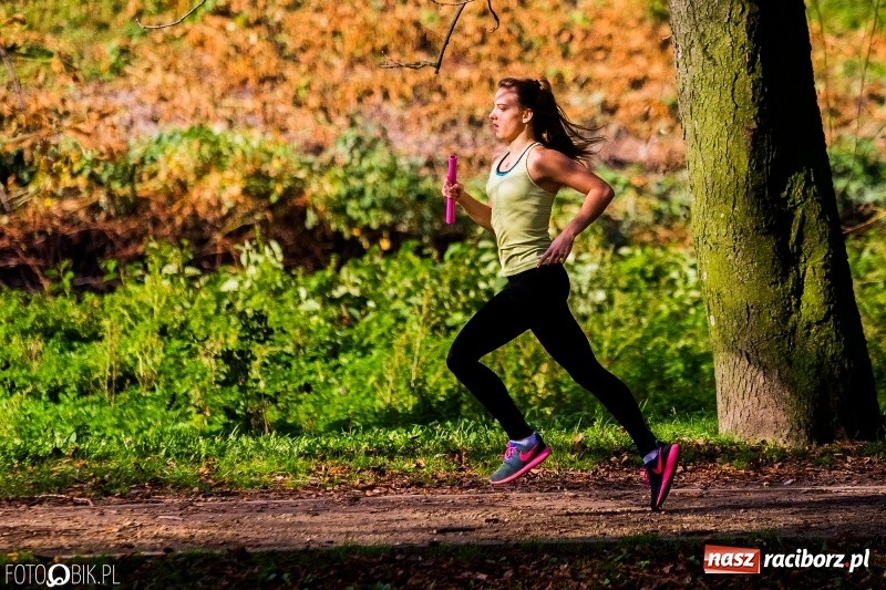 Zdjęcie w galerii na portalu naszraciborz.pl: Finały sztafetowych biegów przełajowych w parku Zamkowym  wiadomości z regionu