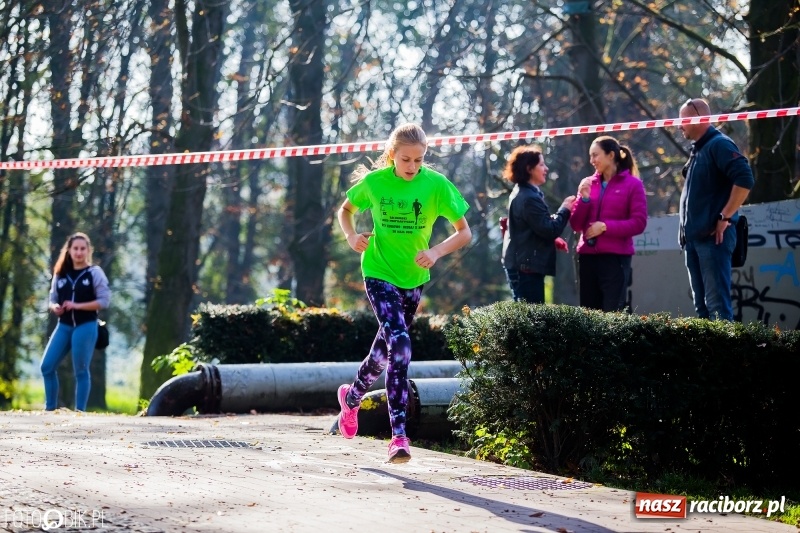 Zdjęcie w galerii na portalu naszraciborz.pl: Finały sztafetowych biegów przełajowych w parku Zamkowym  wiadomości z regionu