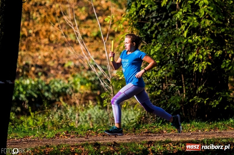 Zdjęcie w galerii na portalu naszraciborz.pl: Finały sztafetowych biegów przełajowych w parku Zamkowym  wiadomości z regionu