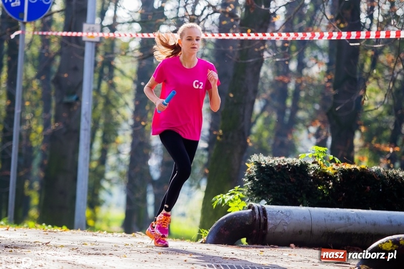 Zdjęcie w galerii na portalu naszraciborz.pl: Finały sztafetowych biegów przełajowych w parku Zamkowym  wiadomości z regionu
