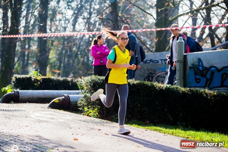 Zdjęcie w galerii na portalu naszraciborz.pl: Finały sztafetowych biegów przełajowych w parku Zamkowym  wiadomości z regionu