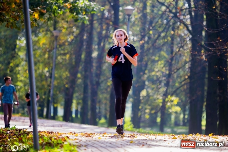 Zdjęcie w galerii na portalu naszraciborz.pl: Finały sztafetowych biegów przełajowych w parku Zamkowym  wiadomości z regionu