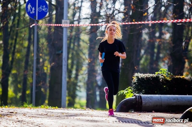 Zdjęcie w galerii na portalu naszraciborz.pl: Finały sztafetowych biegów przełajowych w parku Zamkowym  wiadomości z regionu