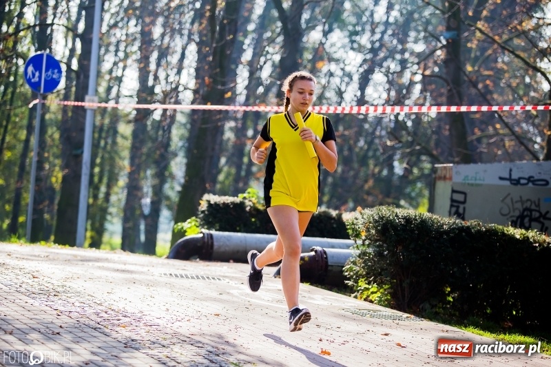Zdjęcie w galerii na portalu naszraciborz.pl: Finały sztafetowych biegów przełajowych w parku Zamkowym  wiadomości z regionu