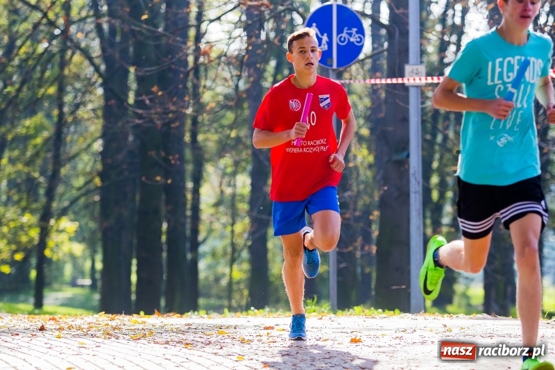 Zdjęcie w galerii na portalu naszraciborz.pl: Finały sztafetowych biegów przełajowych w parku Zamkowym  wiadomości z regionu