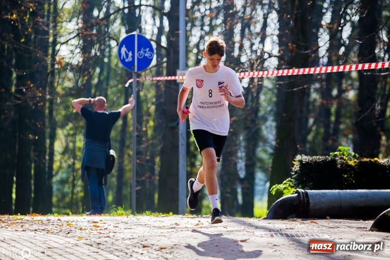 Zdjęcie w galerii na portalu naszraciborz.pl: Finały sztafetowych biegów przełajowych w parku Zamkowym  wiadomości z regionu