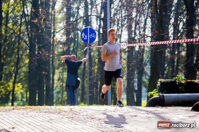 Zdjęcie w galerii na portalu naszraciborz.pl: Finały sztafetowych biegów przełajowych w parku Zamkowym  wiadomości z regionu