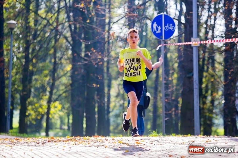 Zdjęcie w galerii na portalu naszraciborz.pl: Finały sztafetowych biegów przełajowych w parku Zamkowym  wiadomości z regionu