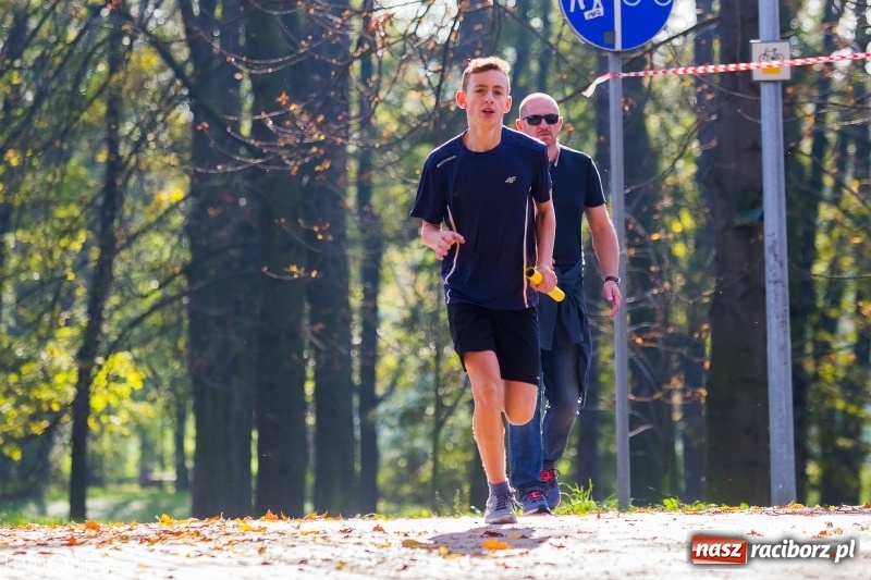 Zdjęcie w galerii na portalu naszraciborz.pl: Finały sztafetowych biegów przełajowych w parku Zamkowym  wiadomości z regionu