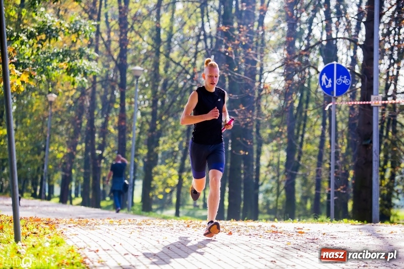 Zdjęcie w galerii na portalu naszraciborz.pl: Finały sztafetowych biegów przełajowych w parku Zamkowym  wiadomości z regionu