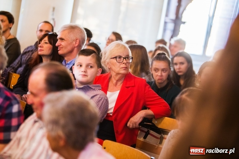 Zdjęcie w galerii na portalu naszraciborz.pl: Kolejny sukces Judyty Pisarczyk. Razem z zespołem zaśpiewa w finale Jazz Juniors International Exchange 2017 wiadomości z regionu