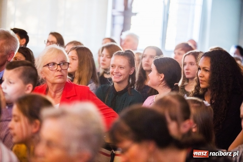 Zdjęcie w galerii na portalu naszraciborz.pl: Kolejny sukces Judyty Pisarczyk. Razem z zespołem zaśpiewa w finale Jazz Juniors International Exchange 2017 wiadomości z regionu