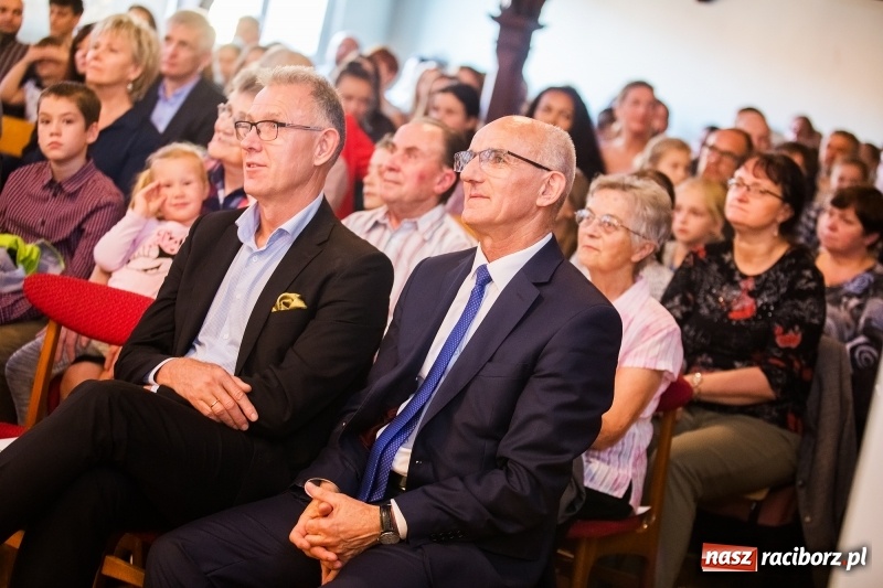 Zdjęcie w galerii na portalu naszraciborz.pl: Kolejny sukces Judyty Pisarczyk. Razem z zespołem zaśpiewa w finale Jazz Juniors International Exchange 2017 wiadomości z regionu
