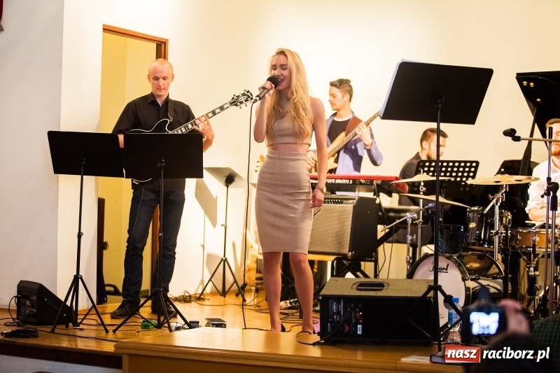 Zdjęcie w galerii na portalu naszraciborz.pl: Kolejny sukces Judyty Pisarczyk. Razem z zespołem zaśpiewa w finale Jazz Juniors International Exchange 2017 wiadomości z regionu