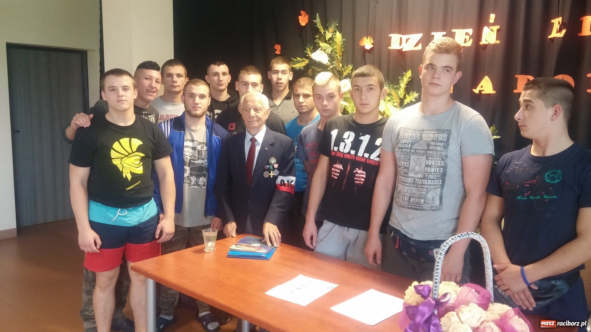 Zdjęcie w galerii na portalu naszraciborz.pl: Wychowankowie raciborskiego poprawczaka spotkali się z Marianem Szlapańskim wiadomości z regionu